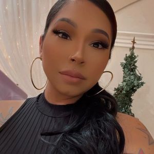 Meet your Posher, Monique